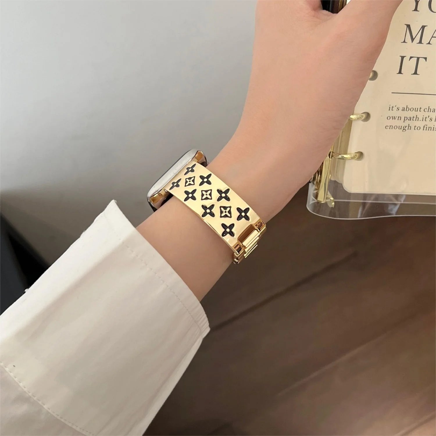 EMBOSSED METAL APPLE WATCH STRAP Roxy New 2