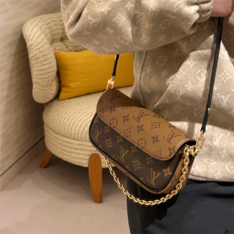 Elegant LV genuine leather crossbody bag With chain Roxy New