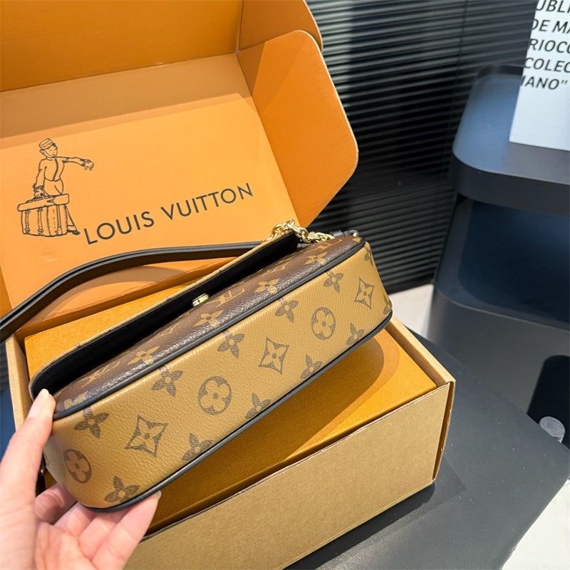 Elegant LV genuine leather crossbody bag With chain Roxy New