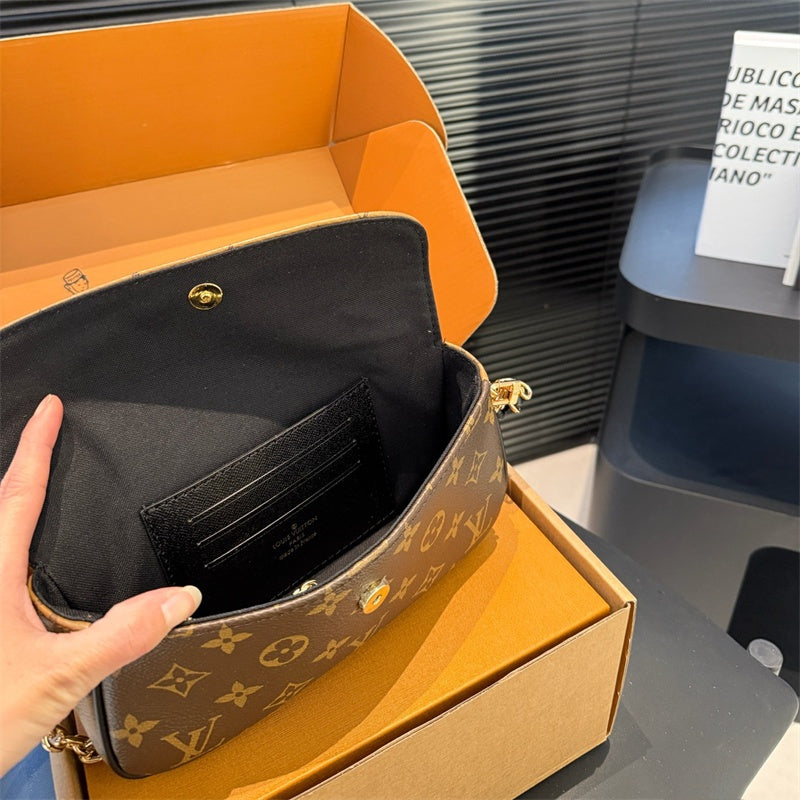 Elegant LV genuine leather crossbody bag With chain Roxy New