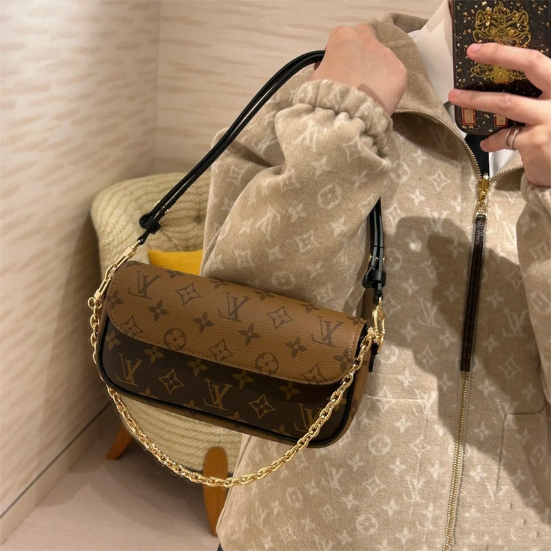 Elegant LV genuine leather crossbody bag With chain Roxy New